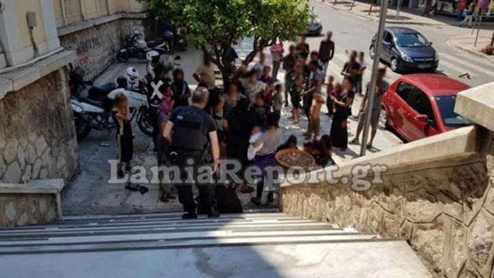 Ένταση στα δικαστήρια της Λαμίας μετά την προφυλάκιση 29χρονου Ρομά (βίντεο)
